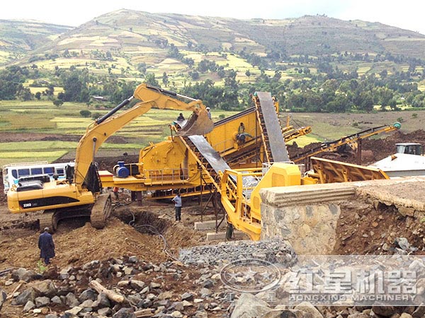 移動(dòng)顎式破碎機(jī)工作現(xiàn)場(chǎng)